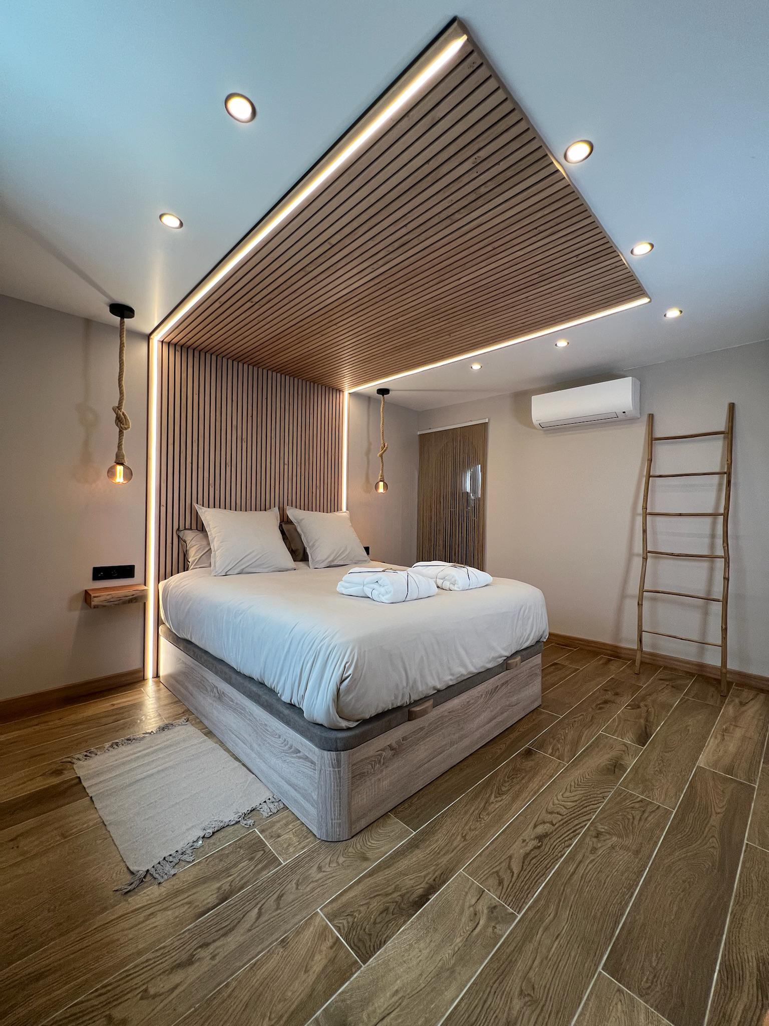 Chambre cocon avec tête de lit en bois