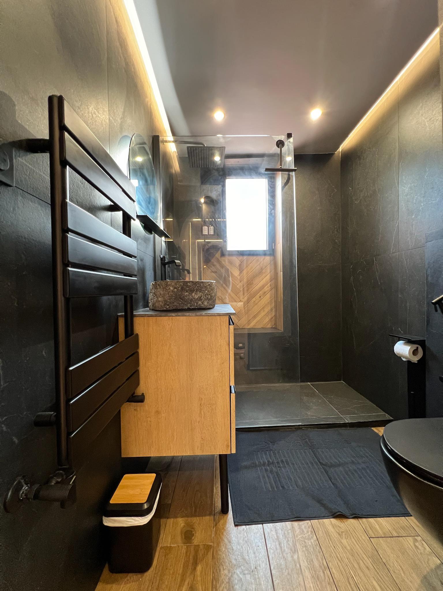 Salle d'eau noire avec douche à l'italienne
