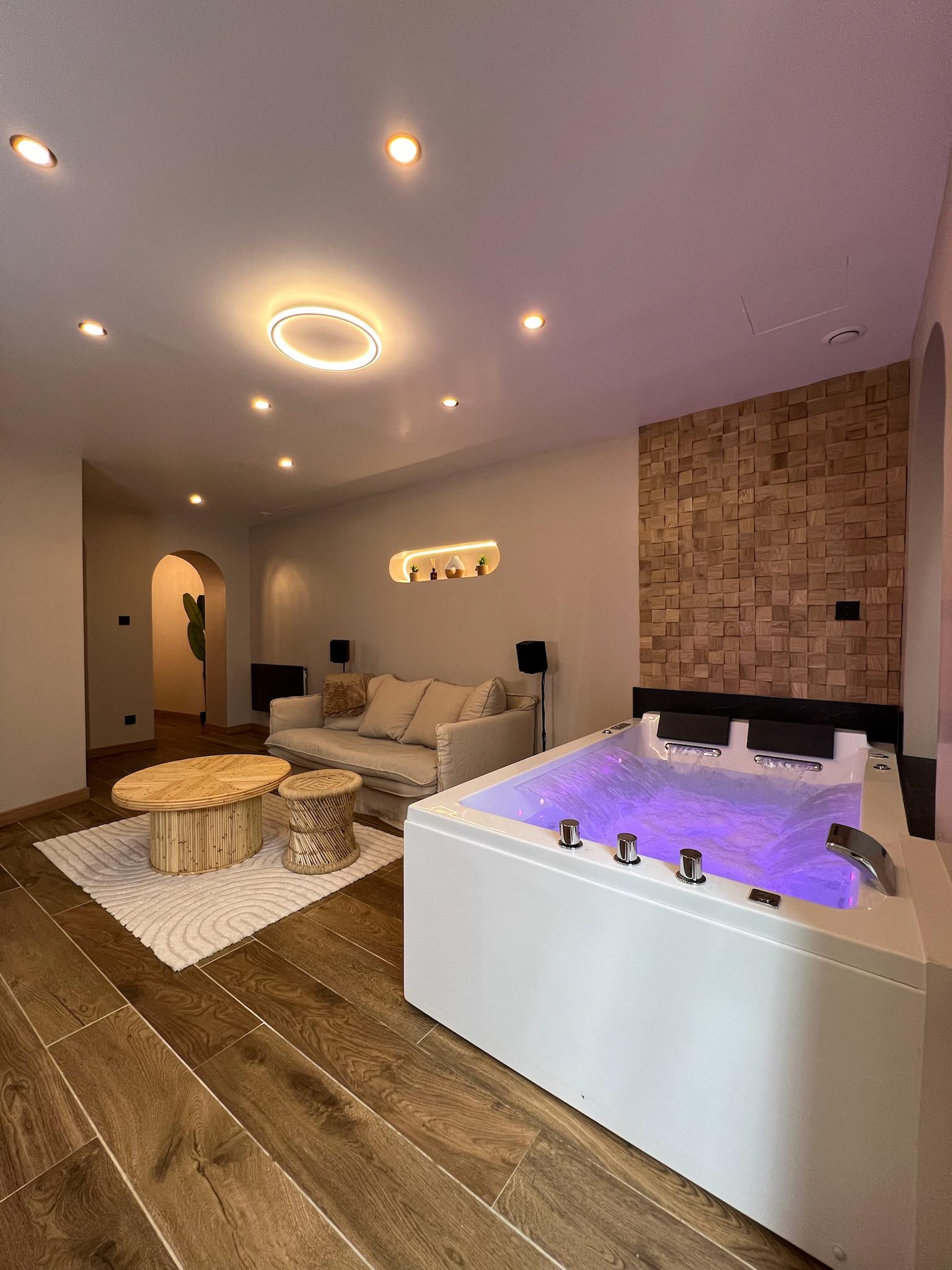 Espace spa avec jacuzzi de la Suite RAMOO