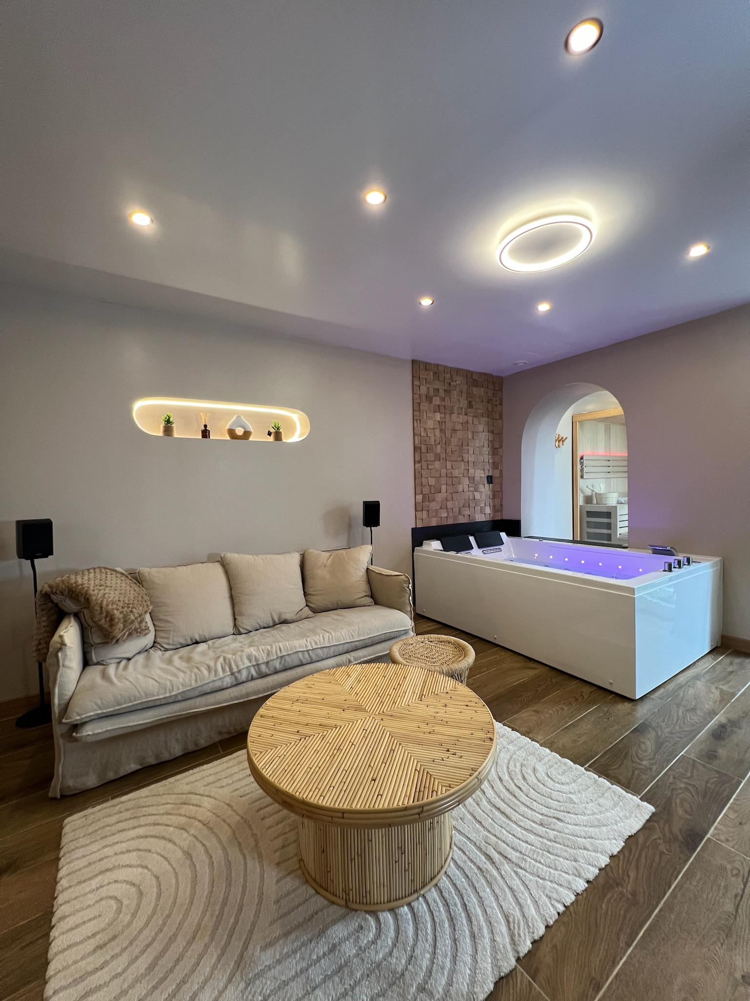 Coin salon avec home cinéma